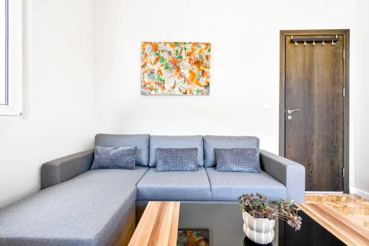 Park & Metro Nearby Washer Modern Bathroom 소피아
